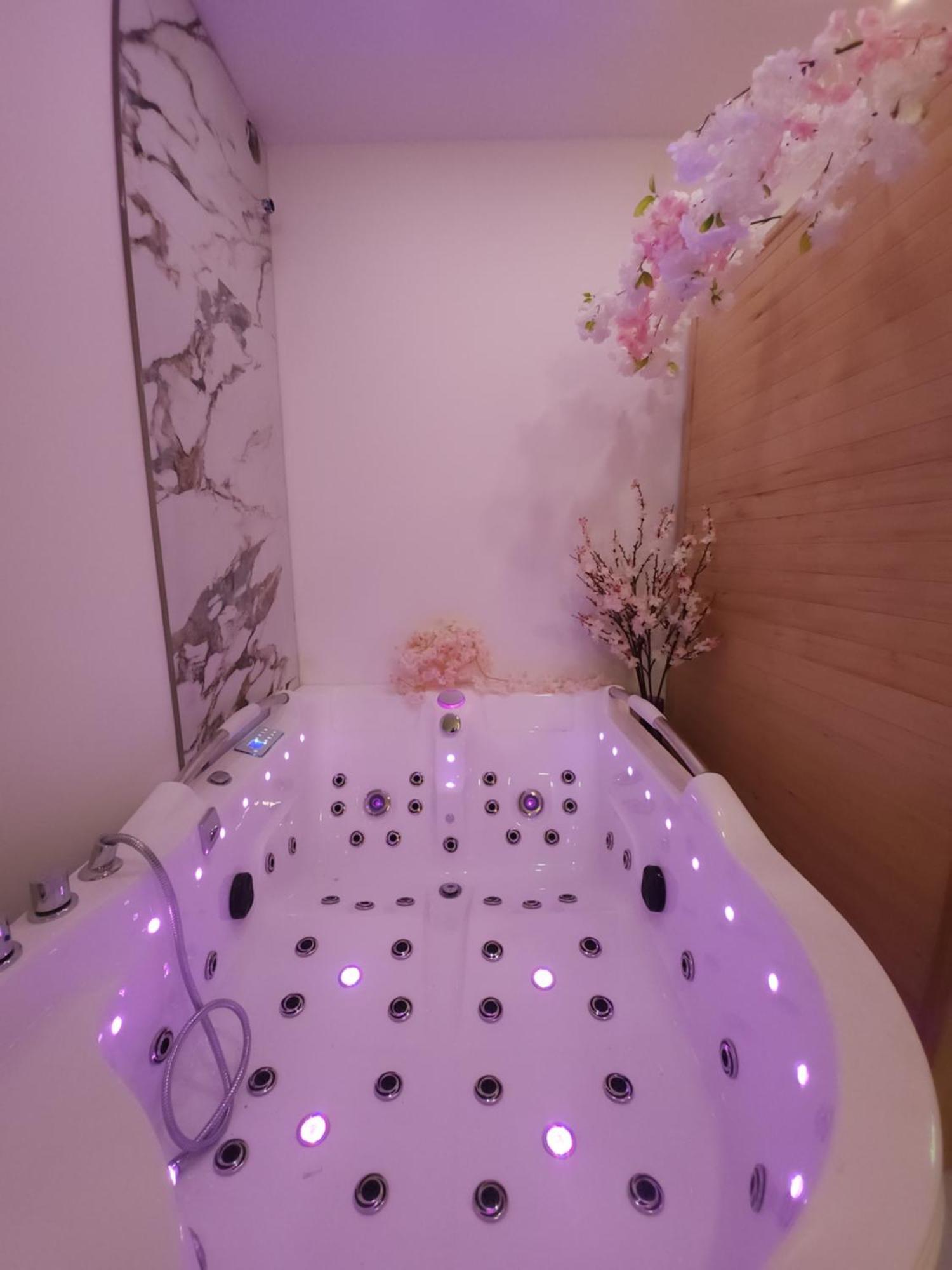 New In Gdansk! Red Room In The Heart Of Gdansk - Bdsm - With A Luxury Jacuzzi And Access To A Sauna المظهر الخارجي الصورة
