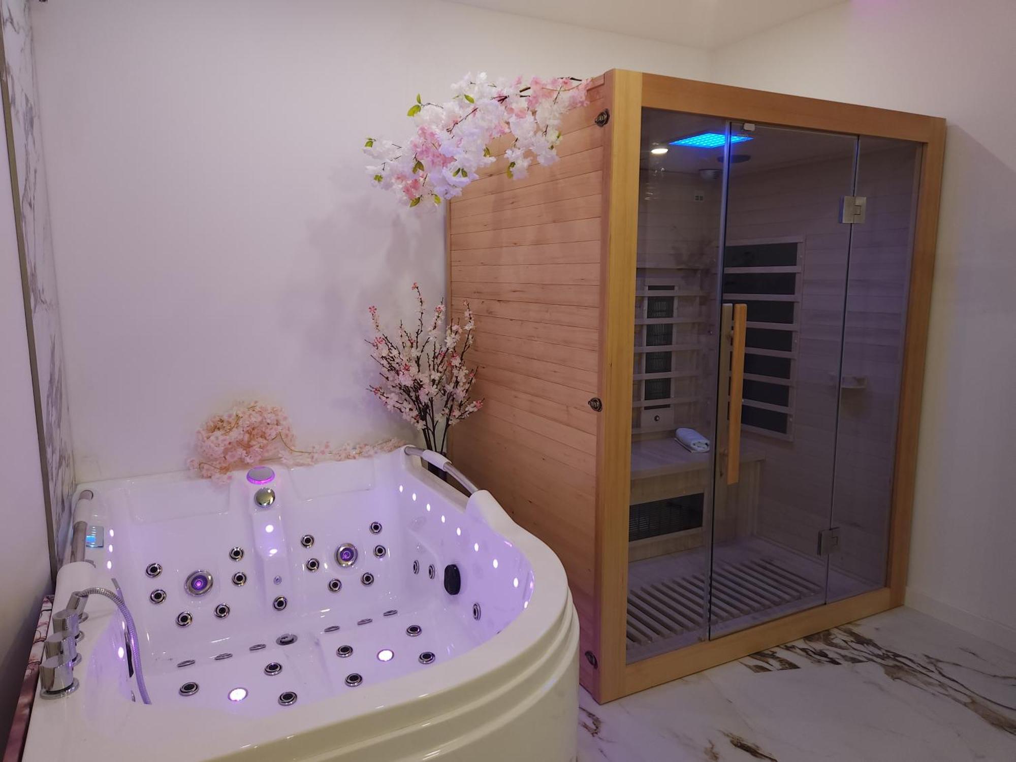 New In Gdansk! Red Room In The Heart Of Gdansk - Bdsm - With A Luxury Jacuzzi And Access To A Sauna المظهر الخارجي الصورة