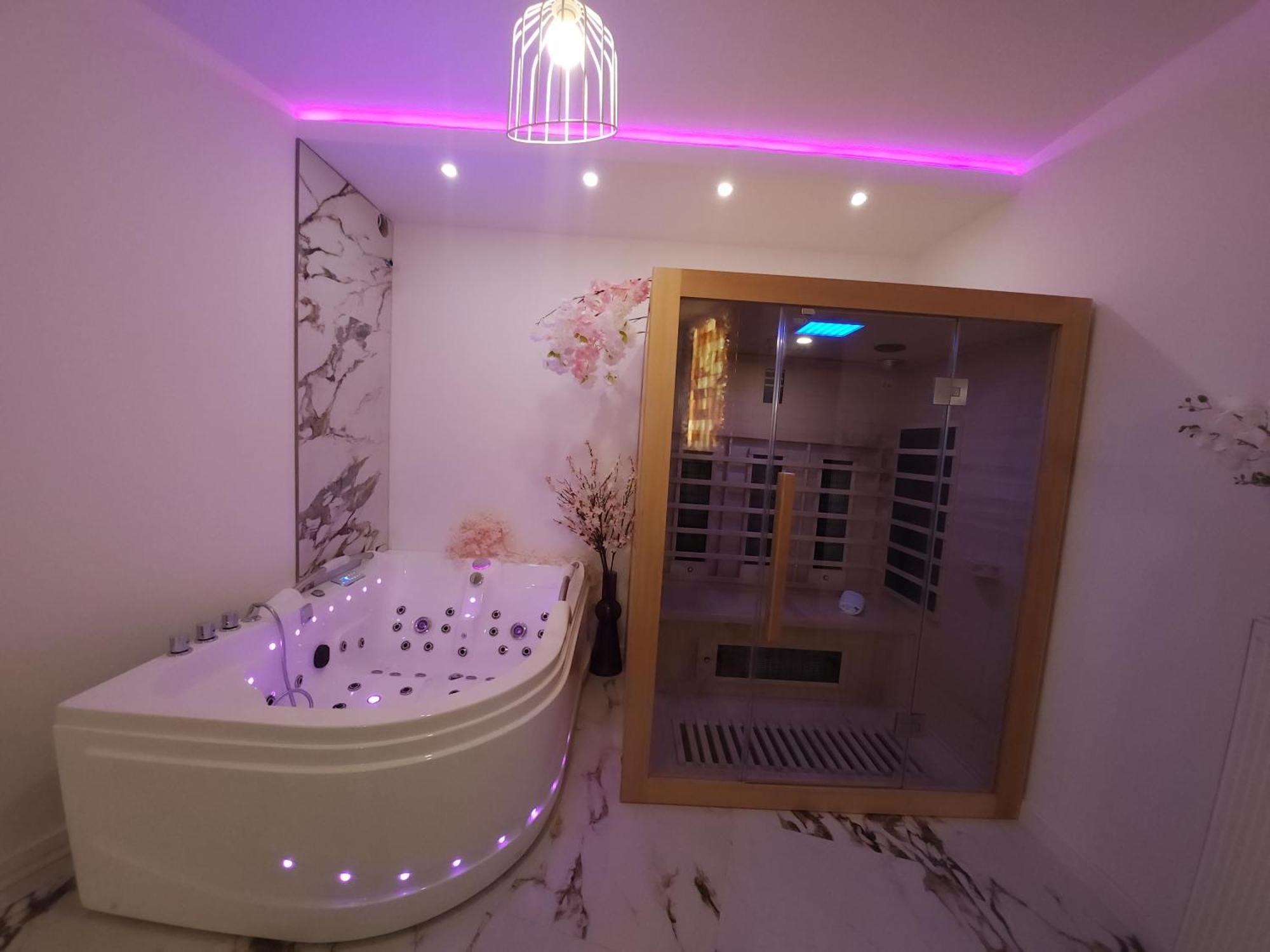New In Gdansk! Red Room In The Heart Of Gdansk - Bdsm - With A Luxury Jacuzzi And Access To A Sauna المظهر الخارجي الصورة