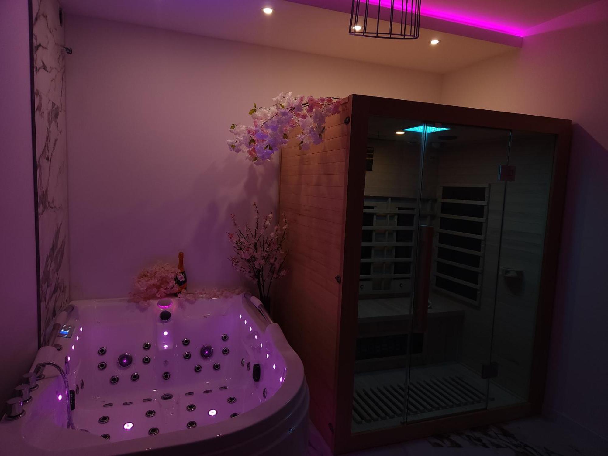 New In Gdansk! Red Room In The Heart Of Gdansk - Bdsm - With A Luxury Jacuzzi And Access To A Sauna المظهر الخارجي الصورة