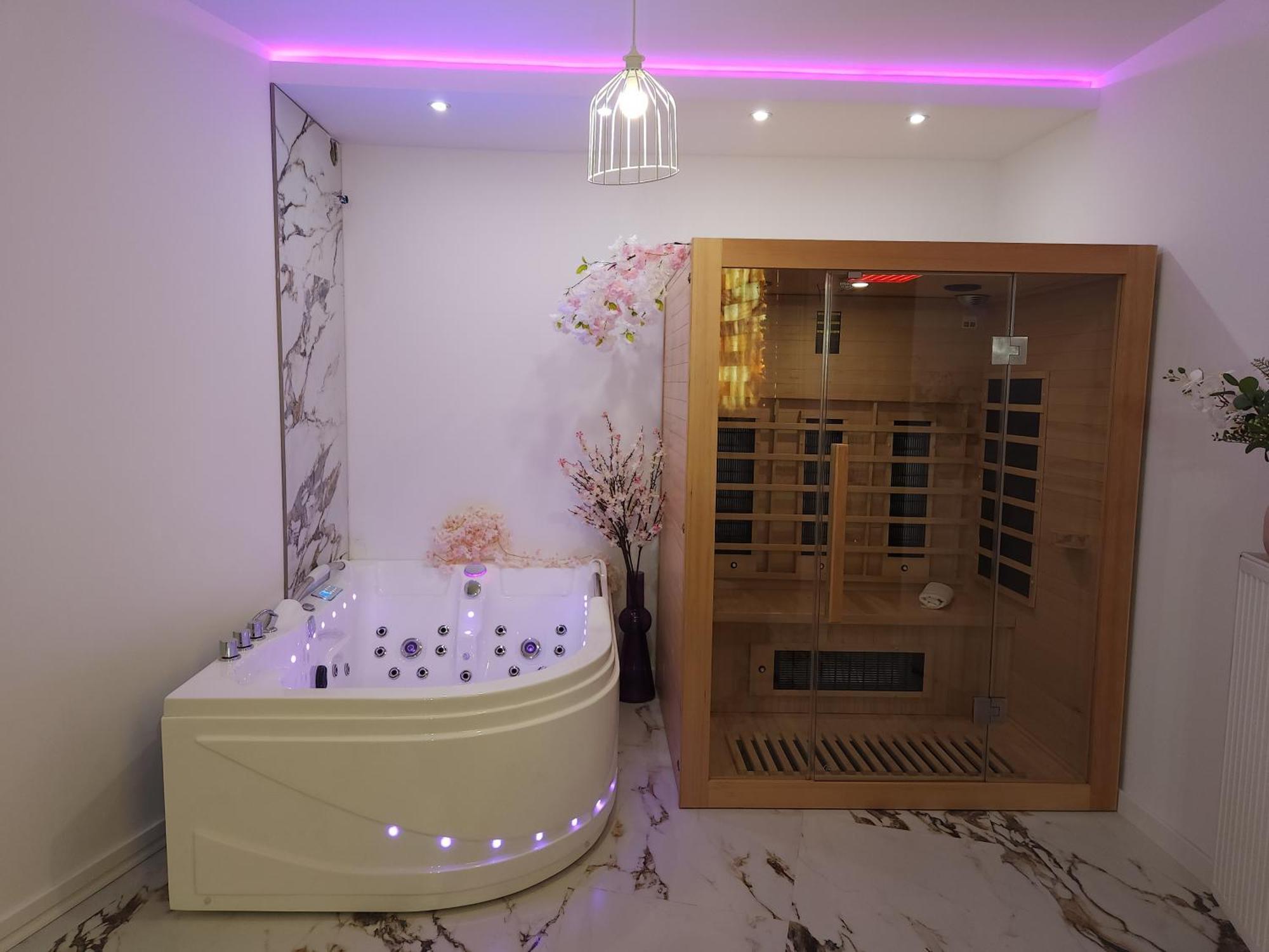 New In Gdansk! Red Room In The Heart Of Gdansk - Bdsm - With A Luxury Jacuzzi And Access To A Sauna المظهر الخارجي الصورة